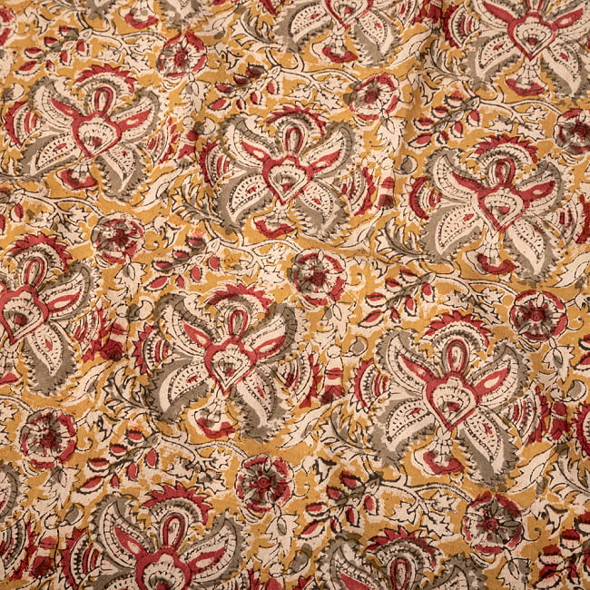〔1m切り売り〕伝統息づく南インドから　昔ながらの木版染め更紗模様布〔約106cm〕 - 黄土色の写真1枚目です。インドらしい味わいのある布地です。ウッドブロック,木版染め,ボタニカル,唐草模様,切り売り,量り売り布,アジア布 量り売り,手芸,生地