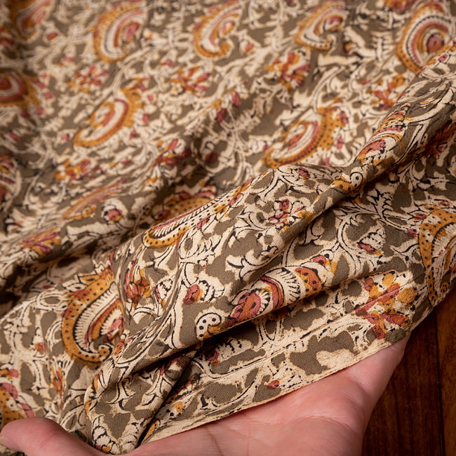 〔1m切り売り〕伝統息づく南インドから　昔ながらの木版染め更紗模様布〔約106cm〕 - グレー 6 - 生地を広げてみたところです。横幅もしっかりあります。注文個数に応じた長さにカットしてお送りいたします。