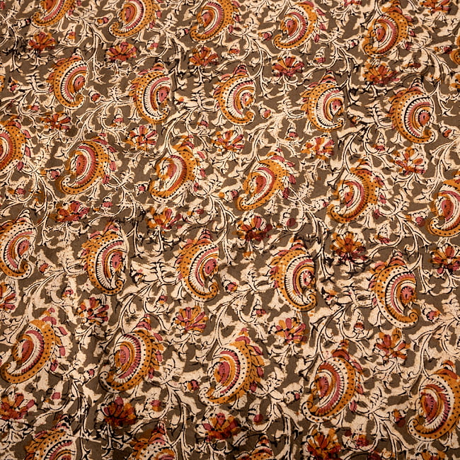 〔1m切り売り〕伝統息づく南インドから　昔ながらの木版染め更紗模様布〔約106cm〕 - グレーの写真1枚目です。インドらしい味わいのある布地です。ウッドブロック,木版染め,ボタニカル,唐草模様,切り売り,量り売り布,アジア布 量り売り,手芸,生地