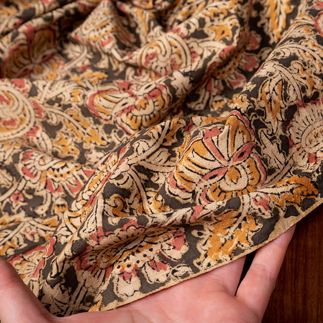 〔1m切り売り〕伝統息づく南インドから　昔ながらの木版染め更紗模様布〔約106cm〕 - 黒緑 6 - 生地を広げてみたところです。横幅もしっかりあります。注文個数に応じた長さにカットしてお送りいたします。