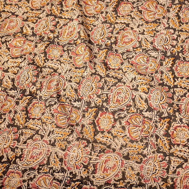 〔1m切り売り〕伝統息づく南インドから　昔ながらの木版染め更紗模様布〔約106cm〕 - 黒緑の写真1枚目です。インドらしい味わいのある布地です。ウッドブロック,木版染め,ボタニカル,唐草模様,切り売り,量り売り布,アジア布 量り売り,手芸,生地
