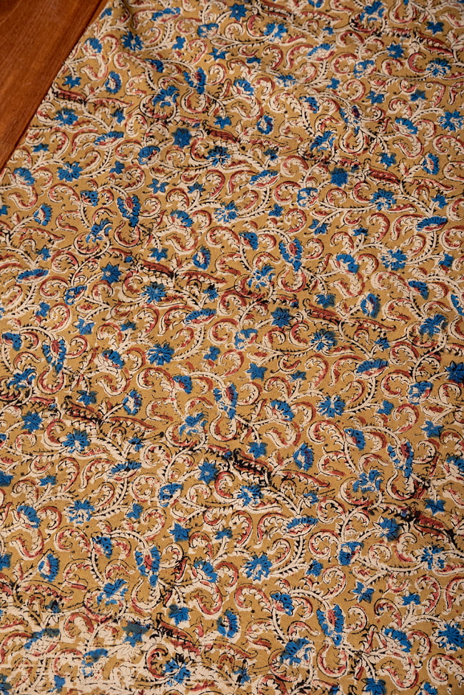 〔1m切り売り〕伝統息づく南インドから　昔ながらの木版染め更紗模様布〔約106cm〕 - 黄土色 3 - 1mの長さごとにご購入いただけます。
