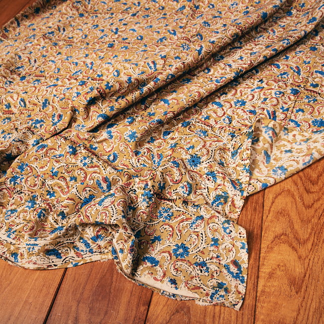 〔1m単位切り売り〕伝統息づく南インドから　昔ながらの木版染め更紗模様布〔約106cm〕 - 黄土色 5 - 生地の拡大写真です。とても良い風合いです。