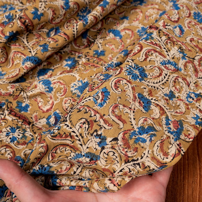 〔1m単位切り売り〕伝統息づく南インドから　昔ながらの木版染め更紗模様布〔約106cm〕 - 黄土色 6 - 生地を広げてみたところです。横幅もしっかりあります。注文個数に応じた長さにカットしてお送りいたします。