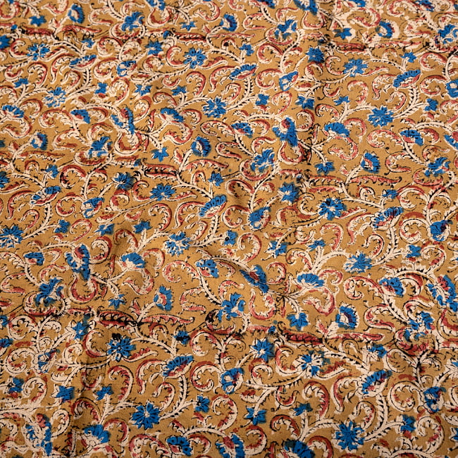 〔1m切り売り〕伝統息づく南インドから　昔ながらの木版染め更紗模様布〔約106cm〕 - 黄土色の写真1枚目です。インドらしい味わいのある布地です。ウッドブロック,木版染め,ボタニカル,唐草模様,切り売り,量り売り布,アジア布 量り売り,手芸,生地