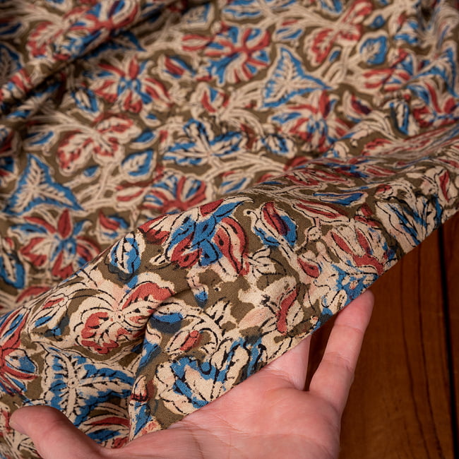 〔1m切り売り〕伝統息づく南インドから　昔ながらの木版染め更紗模様布〔約106cm〕 6 - 生地を広げてみたところです。横幅もしっかりあります。注文個数に応じた長さにカットしてお送りいたします。