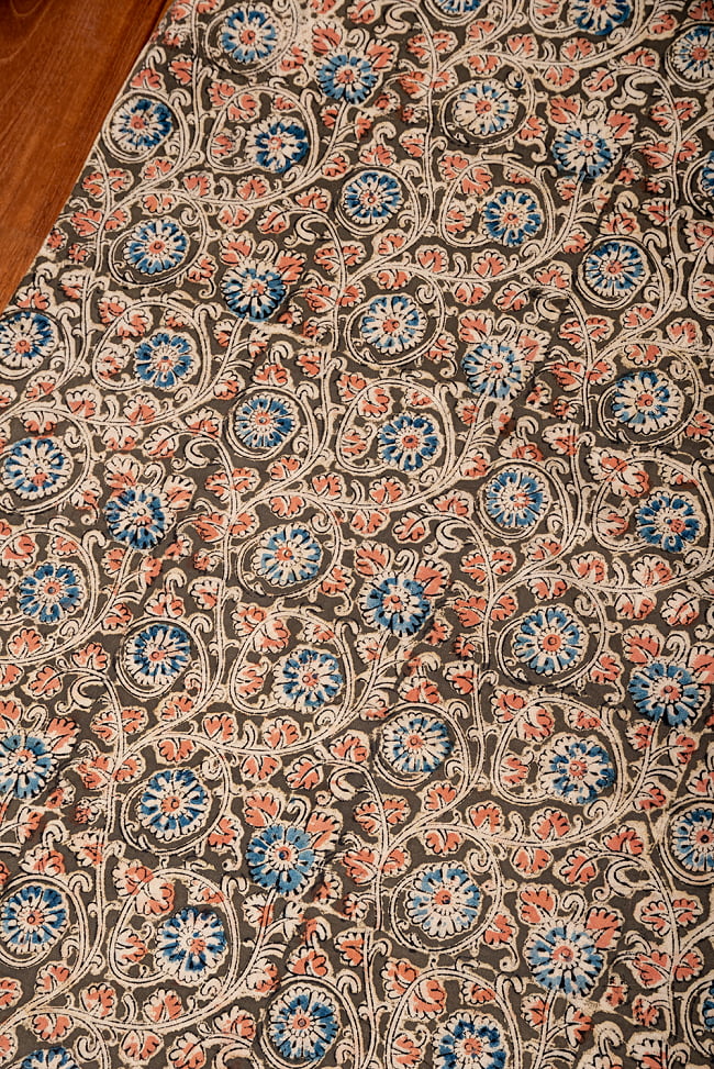 〔1m切り売り〕伝統息づく南インドから　昔ながらの木版染め更紗模様布〔約106cm〕 - 黒緑 3 - 1mの長さごとにご購入いただけます。