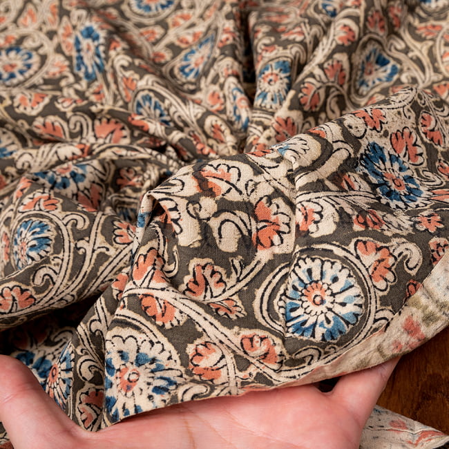 〔1m切り売り〕伝統息づく南インドから　昔ながらの木版染め更紗模様布〔約106cm〕 - 黒緑 6 - 生地を広げてみたところです。横幅もしっかりあります。注文個数に応じた長さにカットしてお送りいたします。