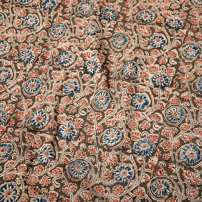 〔1m単位切り売り〕伝統息づく南インドから　昔ながらの木版染め更紗模様布〔約106cm〕 - 黒緑の写真ウッドブロック,木版染め,ボタニカル,唐草模様,切り売り,量り売り布,アジア布 量り売り,手芸,生地