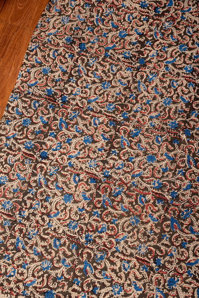 〔1m切り売り〕伝統息づく南インドから　昔ながらの木版染め更紗模様布〔約106cm〕 - ブラック 3 - 1mの長さごとにご購入いただけます。