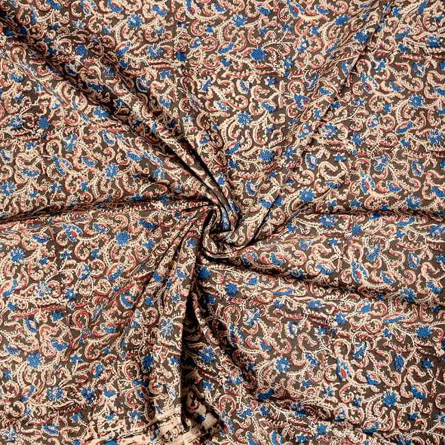 〔1m切り売り〕伝統息づく南インドから　昔ながらの木版染め更紗模様布〔約106cm〕 - ブラック 4 - インドならではの布ですね。