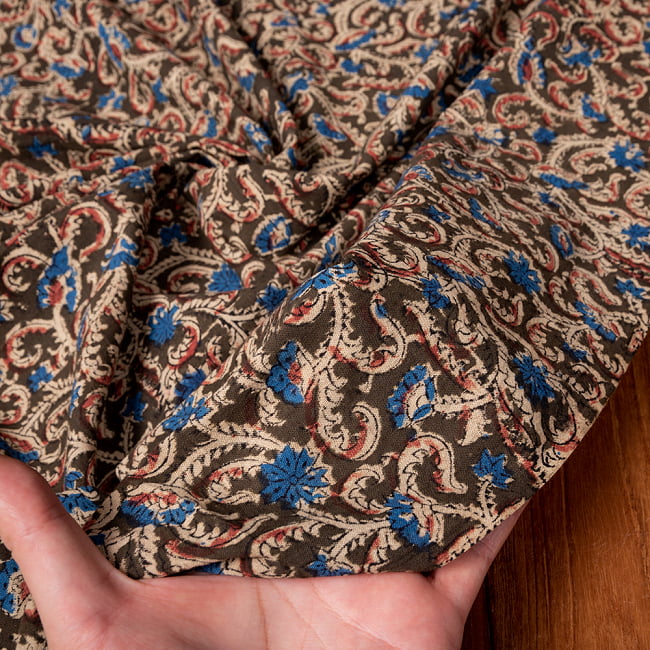 〔1m切り売り〕伝統息づく南インドから　昔ながらの木版染め更紗模様布〔約106cm〕 - ブラック 6 - 生地を広げてみたところです。横幅もしっかりあります。注文個数に応じた長さにカットしてお送りいたします。
