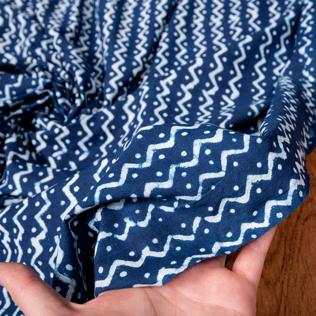 〔1m切り売り〕伝統息づく南インドから　昔ながらの木版インディゴ藍染布〔約106cm〕 - インディゴ 6 - 生地を広げてみたところです。横幅もしっかりあります。注文個数に応じた長さにカットしてお送りいたします。