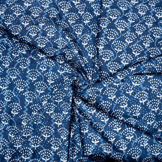 〔1m切り売り〕伝統息づく南インドから　昔ながらの木版インディゴ藍染布〔約106cm〕 - インディゴ 4 - インドならではの布ですね。