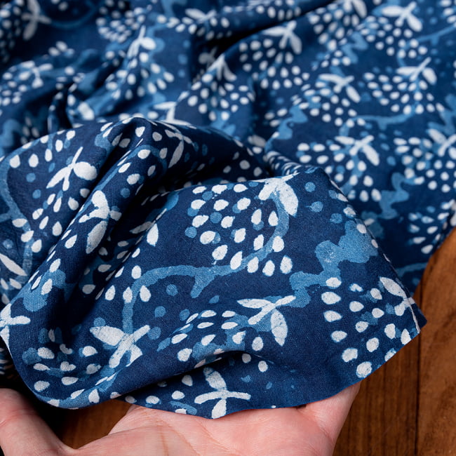〔1m切り売り〕伝統息づく南インドから　昔ながらの木版インディゴ藍染布〔約106cm〕 - インディゴ 6 - 生地を広げてみたところです。横幅もしっかりあります。注文個数に応じた長さにカットしてお送りいたします。