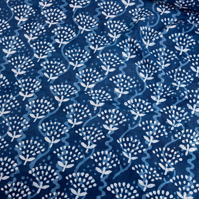 〔1m切り売り〕伝統息づく南インドから　昔ながらの木版インディゴ藍染布〔約106cm〕 - インディゴの写真1枚目です。インドらしい味わいのある布地です。藍染め,インディゴ,ウッドブロック,木版染め,ボタニカル,唐草模様,切り売り,量り売り布,アジア布 手芸