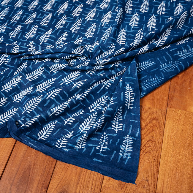 〔1m切り売り〕伝統息づく南インドから　昔ながらの木版インディゴ藍染布〔約106cm〕 - インディゴ 5 - 生地の拡大写真です。とても良い風合いです。