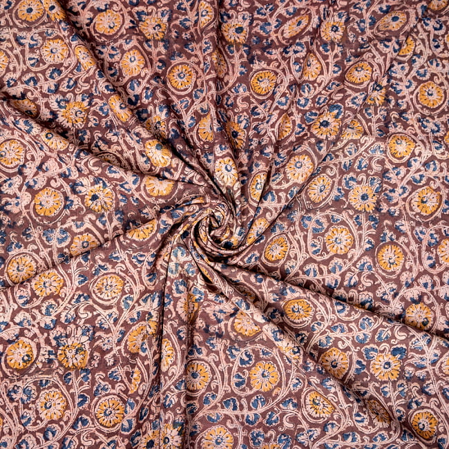 〔1m切り売り〕伝統息づく南インドから　昔ながらの木版染め更紗模様布〔約106cm〕 - 焦げ茶 4 - インドならではの布ですね。