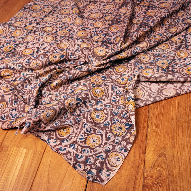 〔1m切り売り〕伝統息づく南インドから　昔ながらの木版染め更紗模様布〔約106cm〕 - 焦げ茶 5 - 生地の拡大写真です。とても良い風合いです。