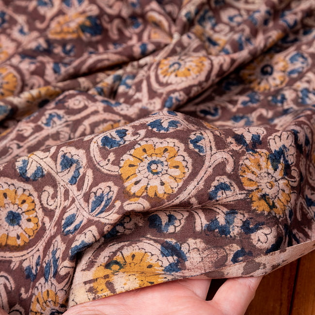〔1m切り売り〕伝統息づく南インドから　昔ながらの木版染め更紗模様布〔約106cm〕 - 焦げ茶 6 - 生地を広げてみたところです。横幅もしっかりあります。注文個数に応じた長さにカットしてお送りいたします。