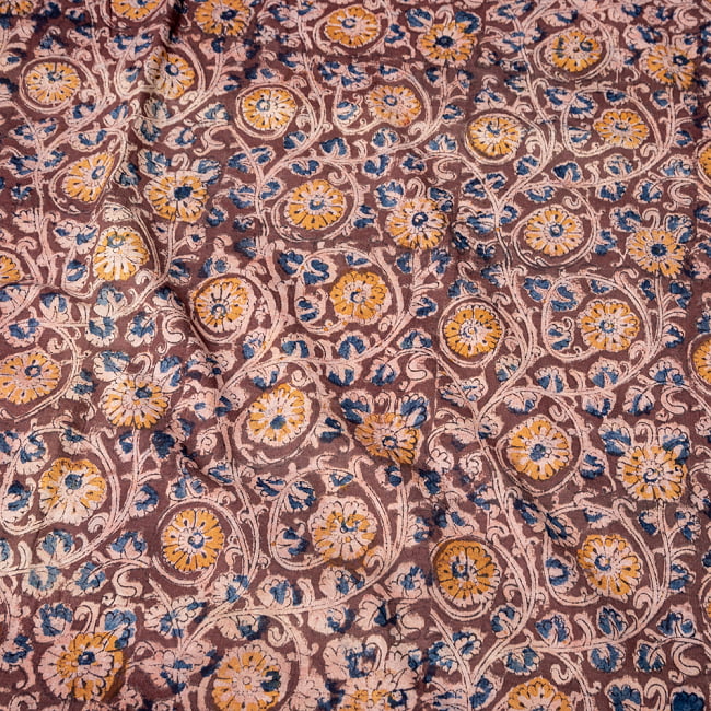 〔1m切り売り〕伝統息づく南インドから　昔ながらの木版染め更紗模様布〔約106cm〕 - 焦げ茶の写真1枚目です。インドらしい味わいのある布地です。ウッドブロック,木版染め,ボタニカル,唐草模様,切り売り,量り売り布,アジア布 量り売り,手芸,生地