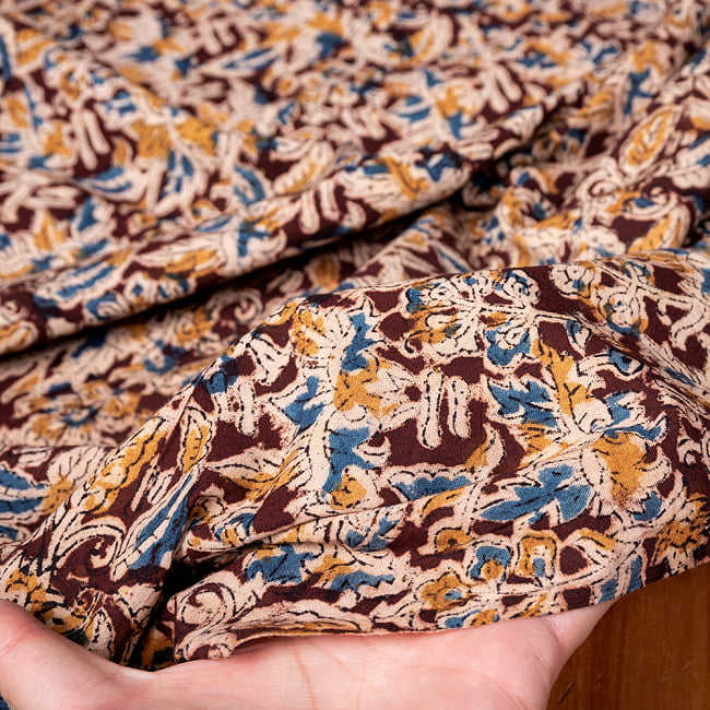 〔1m切り売り〕伝統息づく南インドから　昔ながらの木版染め更紗模様布〔約106cm〕 - 焦げ茶 6 - 生地を広げてみたところです。横幅もしっかりあります。注文個数に応じた長さにカットしてお送りいたします。