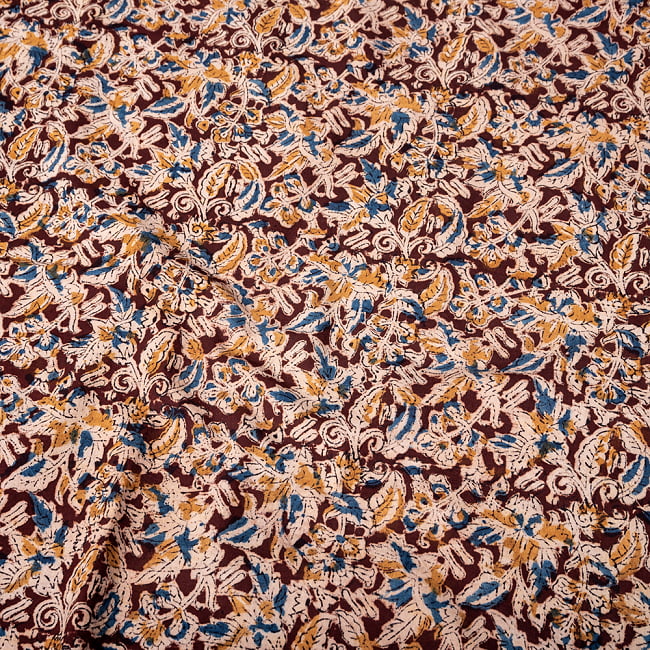 〔1m切り売り〕伝統息づく南インドから　昔ながらの木版染め更紗模様布〔約106cm〕 - 焦げ茶の写真1枚目です。インドらしい味わいのある布地です。ウッドブロック,木版染め,ボタニカル,唐草模様,切り売り,量り売り布,アジア布 量り売り,手芸,生地