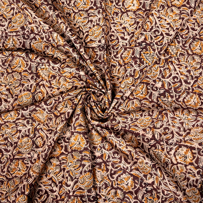 〔1m切り売り〕伝統息づく南インドから　昔ながらの木版染め更紗模様布〔約106cm〕 - 焦げ茶 4 - インドならではの布ですね。