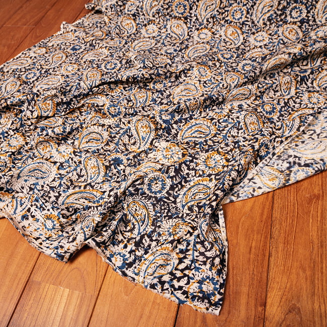 〔1m切り売り〕伝統息づく南インドから　昔ながらの木版染め更紗模様布〔約106cm〕 - ブラック 5 - 生地の拡大写真です。とても良い風合いです。