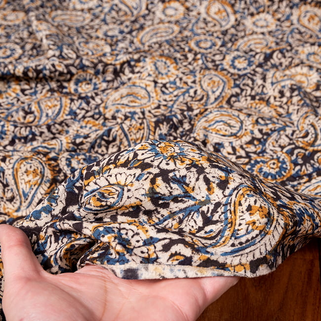 〔1m切り売り〕伝統息づく南インドから　昔ながらの木版染め更紗模様布〔約106cm〕 - ブラック 6 - 生地を広げてみたところです。横幅もしっかりあります。注文個数に応じた長さにカットしてお送りいたします。