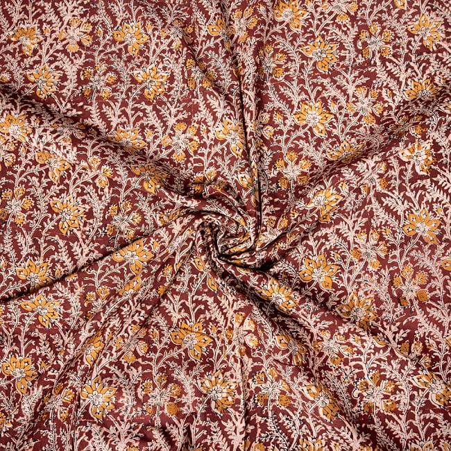 〔1m切り売り〕伝統息づく南インドから　昔ながらの木版染め更紗模様布〔約106cm〕 - 赤茶 4 - インドならではの布ですね。
