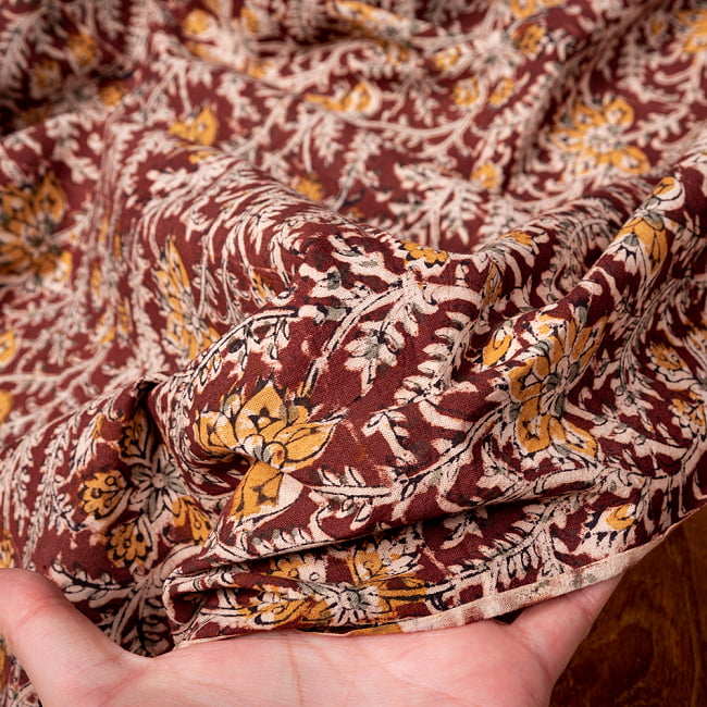 〔1m切り売り〕伝統息づく南インドから　昔ながらの木版染め更紗模様布〔約106cm〕 - 赤茶 6 - 生地を広げてみたところです。横幅もしっかりあります。注文個数に応じた長さにカットしてお送りいたします。