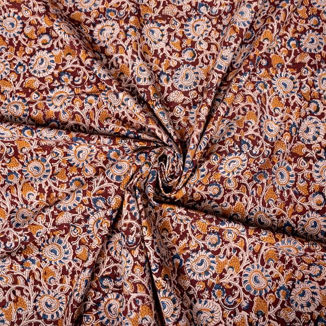 〔1m切り売り〕伝統息づく南インドから　昔ながらの木版染め更紗模様布〔約106cm〕 - 赤茶 4 - インドならではの布ですね。