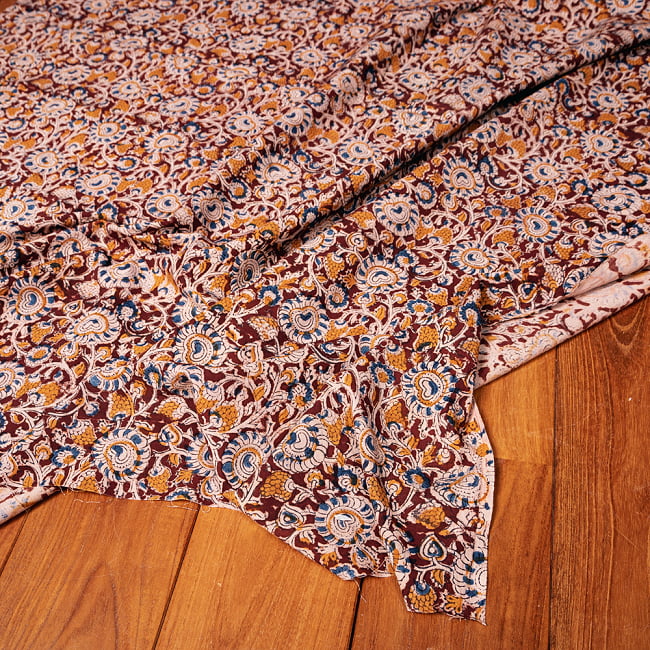 〔1m切り売り〕伝統息づく南インドから　昔ながらの木版染め更紗模様布〔約106cm〕 - 赤茶 5 - 生地の拡大写真です。とても良い風合いです。
