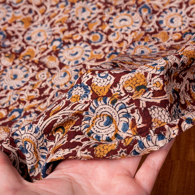 〔1m切り売り〕伝統息づく南インドから　昔ながらの木版染め更紗模様布〔約106cm〕 - 赤茶 6 - 生地を広げてみたところです。横幅もしっかりあります。注文個数に応じた長さにカットしてお送りいたします。