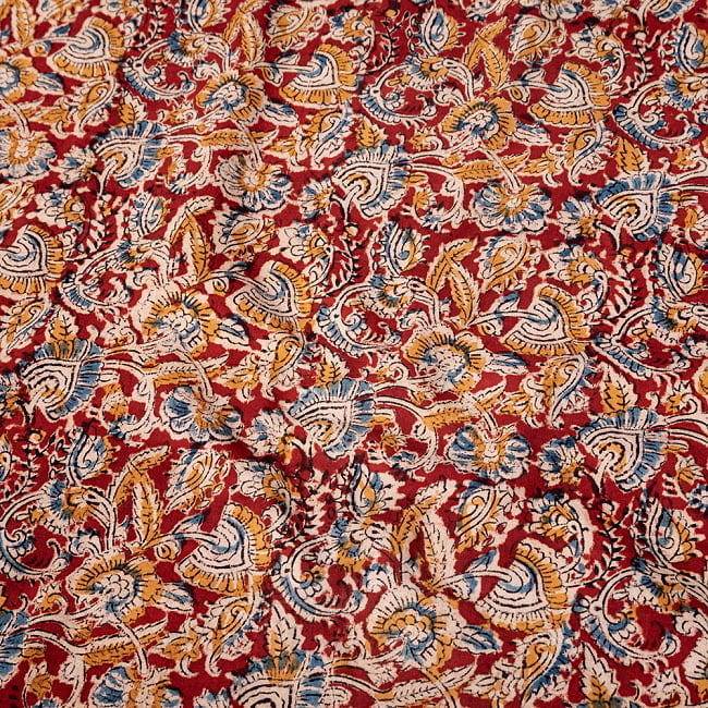 〔1m切り売り〕伝統息づく南インドから　昔ながらの木版染め更紗模様布〔約106cm〕 - レッドの写真1枚目です。インドらしい味わいのある布地です。ウッドブロック,木版染め,ボタニカル,唐草模様,切り売り　テーブルクロス　おしゃれ,量り売り布,アジア布 量り売り,手芸,生地