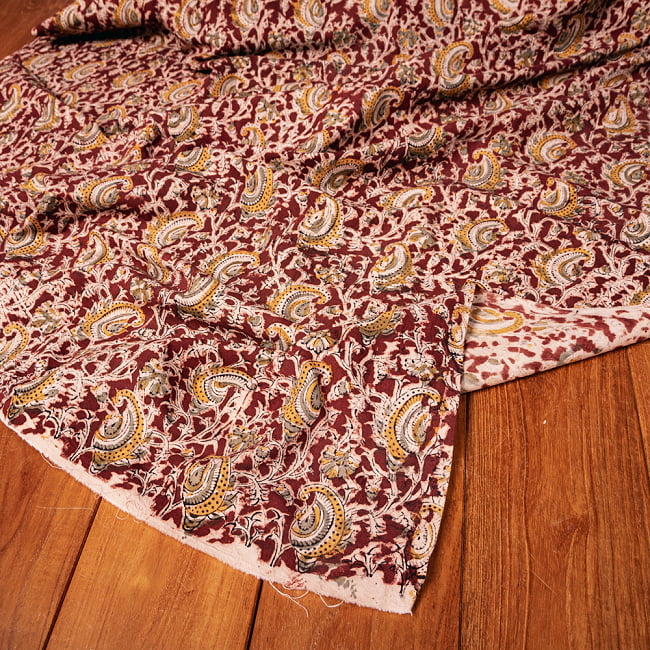 〔1m切り売り〕伝統息づく南インドから　昔ながらの木版染め更紗模様布〔約106cm〕 - 赤茶 5 - 生地の拡大写真です。とても良い風合いです。