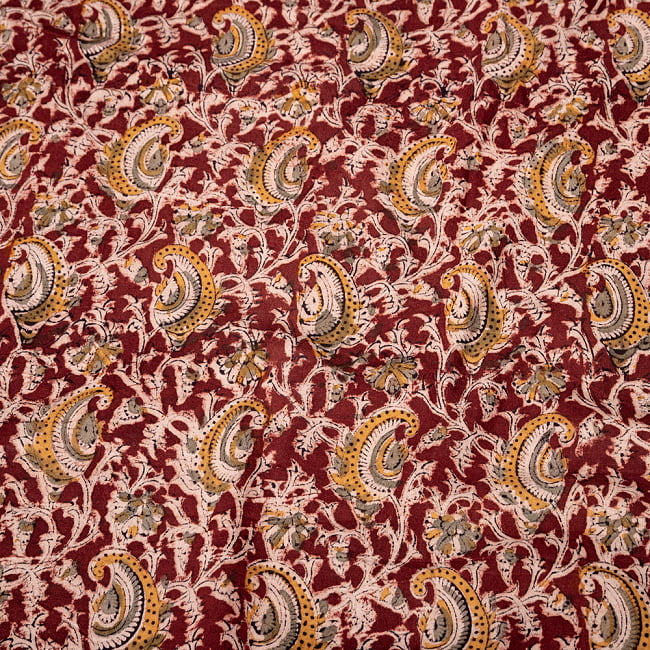 〔1m切り売り〕伝統息づく南インドから　昔ながらの木版染め更紗模様布〔約106cm〕 - 赤茶の写真1枚目です。インドらしい味わいのある布地です。ウッドブロック,木版染め,ボタニカル,唐草模様,切り売り　テーブルクロス　おしゃれ,量り売り布,アジア布 量り売り,手芸,生地
