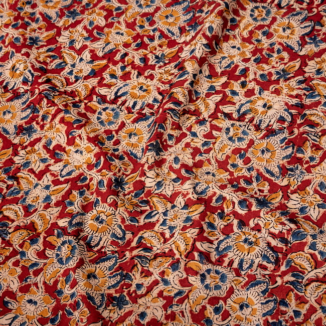 〔1m切り売り〕伝統息づく南インドから　昔ながらの木版染め更紗模様布〔約106cm〕 - レッドの写真1枚目です。インドらしい味わいのある布地です。ウッドブロック,木版染め,ボタニカル,唐草模様,切り売り,量り売り布,アジア布 量り売り,手芸,生地