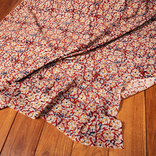 〔1m切り売り〕伝統息づく南インドから　昔ながらの木版染め更紗模様布〔約106cm〕 - レッド 5 - 生地の拡大写真です。とても良い風合いです。