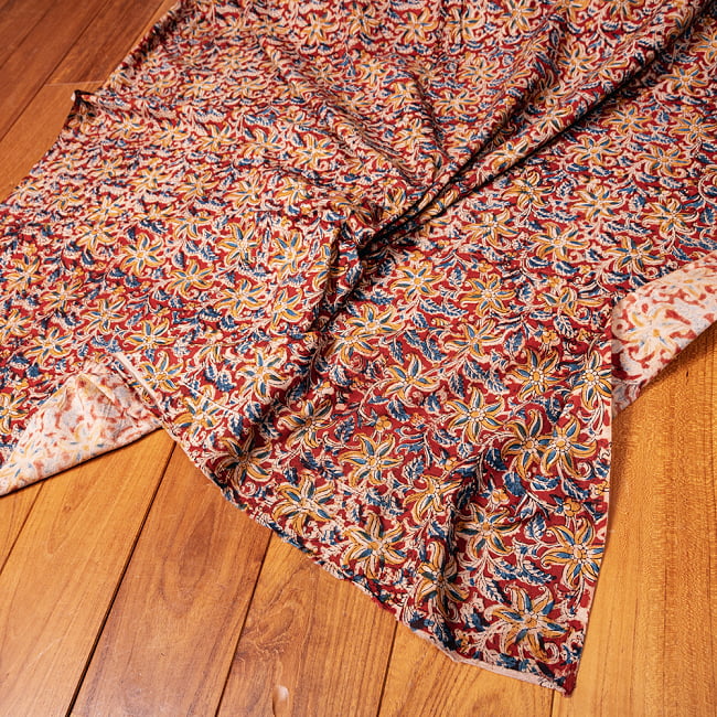 〔1m切り売り〕伝統息づく南インドから　昔ながらの木版染め更紗模様布〔約106cm〕 - レッド 5 - 生地の拡大写真です。とても良い風合いです。