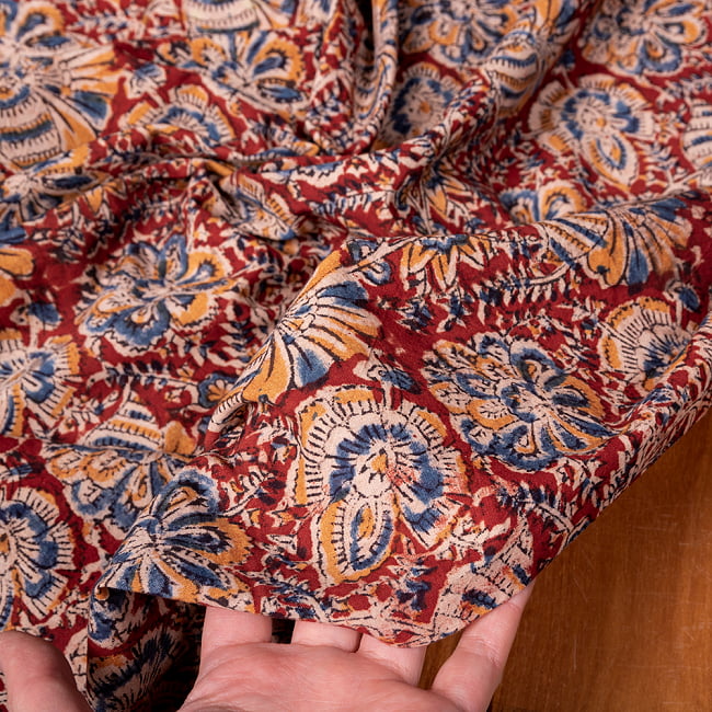 〔1m切り売り〕伝統息づく南インドから　昔ながらの木版染め更紗模様布〔約106cm〕 - レッド 6 - 生地を広げてみたところです。横幅もしっかりあります。注文個数に応じた長さにカットしてお送りいたします。