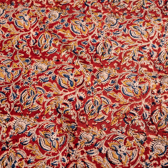 〔1m切り売り〕伝統息づく南インドから　昔ながらの木版染め更紗模様布〔約106cm〕 - レッドの写真1枚目です。インドらしい味わいのある布地です。ウッドブロック,木版染め,ボタニカル,唐草模様,切り売り　テーブルクロス　おしゃれ,量り売り布,アジア布 量り売り,手芸,生地