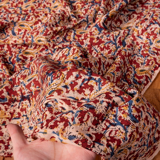 〔1m切り売り〕伝統息づく南インドから　昔ながらの木版染め更紗模様布〔約106cm〕 - レッド 6 - 生地を広げてみたところです。横幅もしっかりあります。注文個数に応じた長さにカットしてお送りいたします。