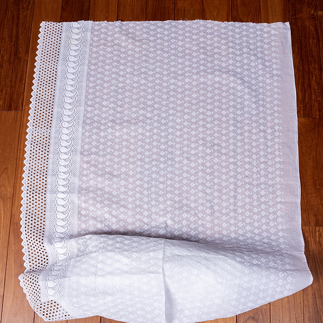 〔1m単位切り売り〕更紗やインドの伝統刺繍 アイレットレースのホワイトコットン布〔約106cm〕 - ホワイト 2 - とても素敵な雰囲気です