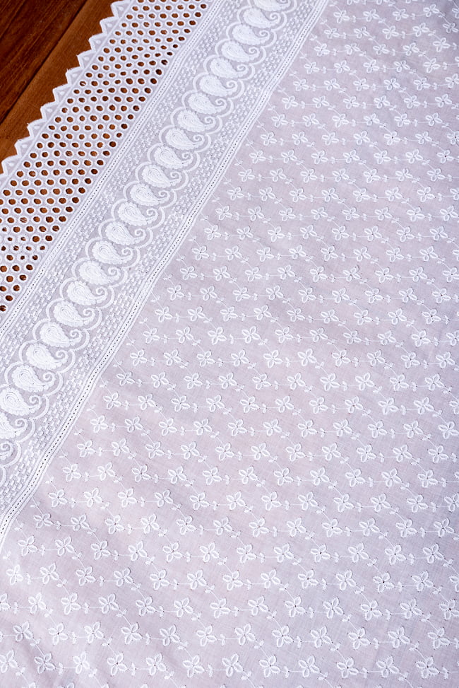〔1m切り売り〕更紗やインドの伝統刺繍　アイレットレースのホワイトコットン布〔約106cm〕 - ホワイト 3 - 1mの長さごとにご購入いただけます。