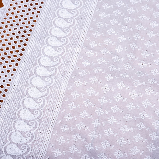 〔1m単位切り売り〕更紗やインドの伝統刺繍 アイレットレースのホワイトコットン布〔約106cm〕 - ホワイト 4 - インドならではの布ですね。