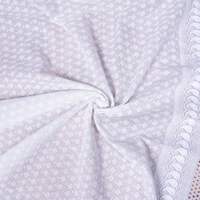 〔1m単位切り売り〕更紗やインドの伝統刺繍 アイレットレースのホワイトコットン布〔約106cm〕 - ホワイト 5 - 生地の拡大写真です。とても良い風合いです。