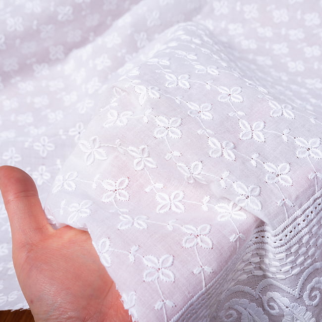〔1m単位切り売り〕更紗やインドの伝統刺繍 アイレットレースのホワイトコットン布〔約106cm〕 - ホワイト 6 - 生地を広げてみたところです。横幅もしっかりあります。注文個数に応じた長さにカットしてお送りいたします。