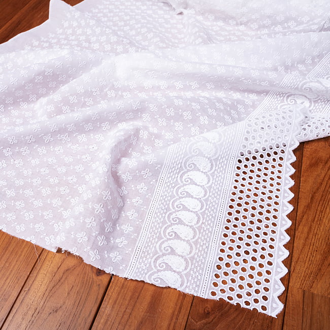 〔1m切り売り〕更紗やインドの伝統刺繍　アイレットレースのホワイトコットン布〔約106cm〕 - ホワイトの写真